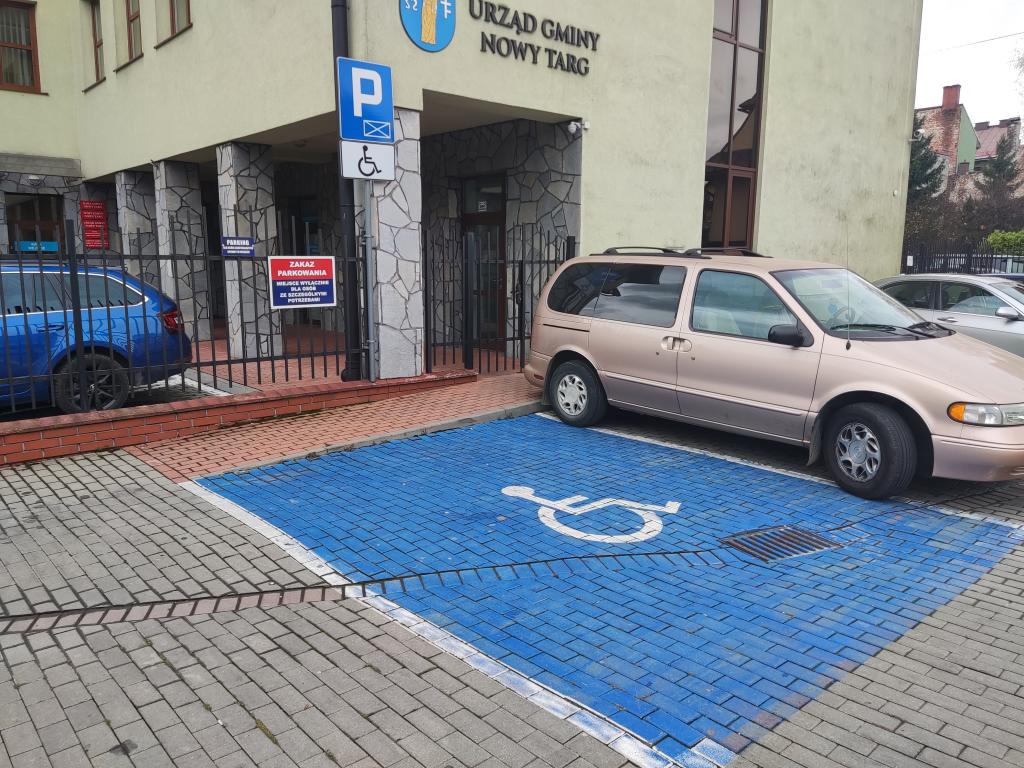 parking dla niepełnosprawnych przy urzędzie gminy